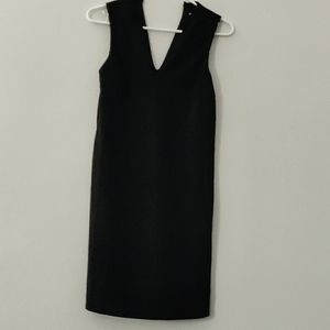 BLACK V NECK DRESS SIZE MEDIUM